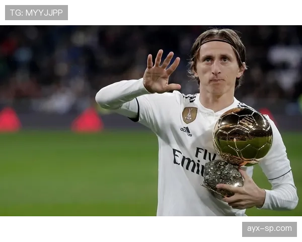 莫德里奇展现顶级防守能力,助力球队后防线稳固表现亮眼 莫德里奇展现顶级防守能力,助力球队后防线稳固表现亮眼