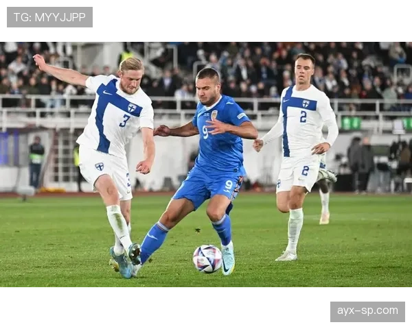 芬兰队服白蓝配色引爆时尚潮流,新款球衣热销引发球迷抢购热潮 芬兰队服白蓝配色引爆时尚潮流,新款球衣热销引发球迷抢购热潮